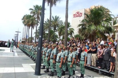 300 civiles juran bandera en el Día de las Fuerzas Armadas en la Rambla de Almería.