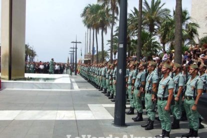 300 civiles juran bandera en el Día de las Fuerzas Armadas en la Rambla de Almería.