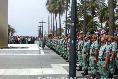 300 civiles juran bandera en el Día de las Fuerzas Armadas en la Rambla de Almería.