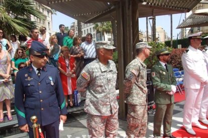 300 civiles juran bandera en el Día de las Fuerzas Armadas en la Rambla de Almería.