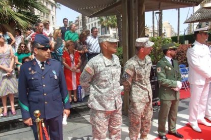 300 civiles juran bandera en el Día de las Fuerzas Armadas en la Rambla de Almería.