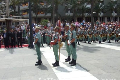 300 civiles juran bandera en el Día de las Fuerzas Armadas en la Rambla de Almería.