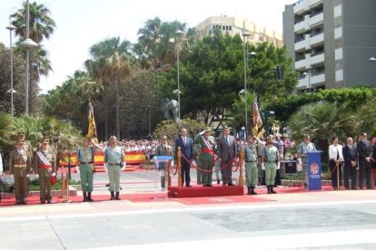 300 civiles juran bandera en el Día de las Fuerzas Armadas en la Rambla de Almería.