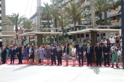 300 civiles juran bandera en el Día de las Fuerzas Armadas en la Rambla de Almería.