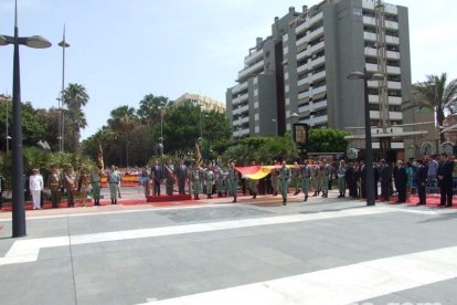 300 civiles juran bandera en el Día de las Fuerzas Armadas en la Rambla de Almería.
