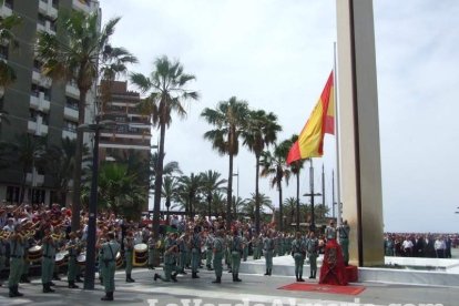 300 civiles juran bandera en el Día de las Fuerzas Armadas en la Rambla de Almería.