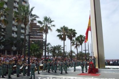 300 civiles juran bandera en el Día de las Fuerzas Armadas en la Rambla de Almería.