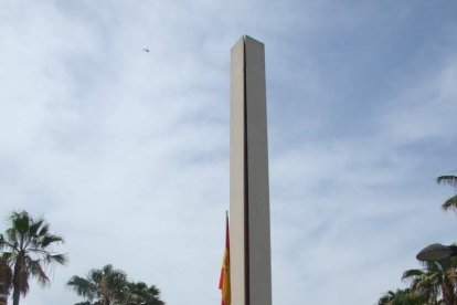 300 civiles juran bandera en el Día de las Fuerzas Armadas en la Rambla de Almería.