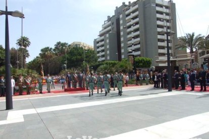 300 civiles juran bandera en el Día de las Fuerzas Armadas en la Rambla de Almería.