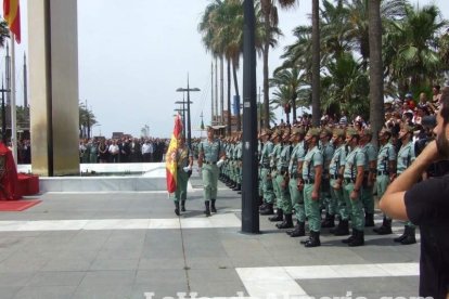 300 civiles juran bandera en el Día de las Fuerzas Armadas en la Rambla de Almería.