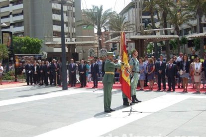 300 civiles juran bandera en el Día de las Fuerzas Armadas en la Rambla de Almería.
