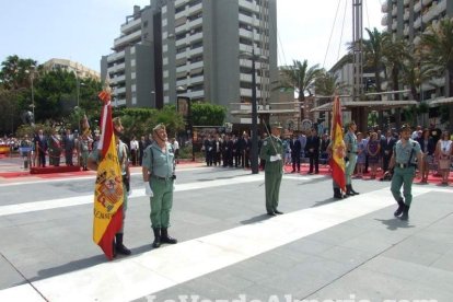 300 civiles juran bandera en el Día de las Fuerzas Armadas en la Rambla de Almería.