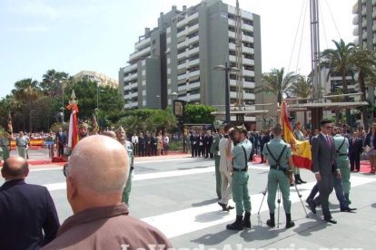 300 civiles juran bandera en el Día de las Fuerzas Armadas en la Rambla de Almería.