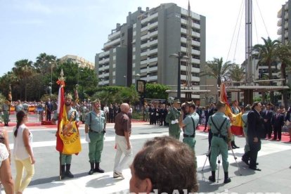 300 civiles juran bandera en el Día de las Fuerzas Armadas en la Rambla de Almería.