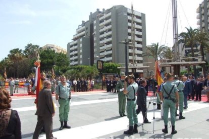 300 civiles juran bandera en el Día de las Fuerzas Armadas en la Rambla de Almería.