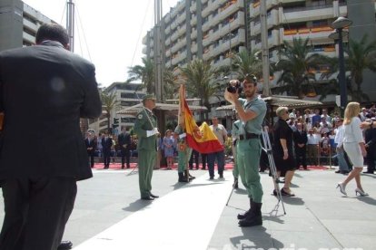 300 civiles juran bandera en el Día de las Fuerzas Armadas en la Rambla de Almería.