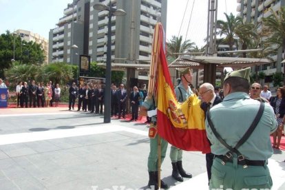 300 civiles juran bandera en el Día de las Fuerzas Armadas en la Rambla de Almería.