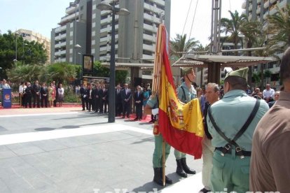 300 civiles juran bandera en el Día de las Fuerzas Armadas en la Rambla de Almería.