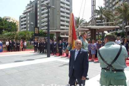 300 civiles juran bandera en el Día de las Fuerzas Armadas en la Rambla de Almería.