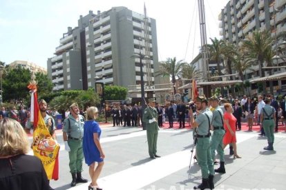 300 civiles juran bandera en el Día de las Fuerzas Armadas en la Rambla de Almería.