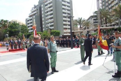 300 civiles juran bandera en el Día de las Fuerzas Armadas en la Rambla de Almería.