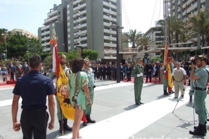 300 civiles juran bandera en el Día de las Fuerzas Armadas en la Rambla de Almería.