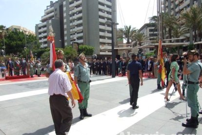 300 civiles juran bandera en el Día de las Fuerzas Armadas en la Rambla de Almería.