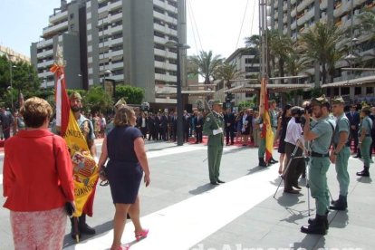 300 civiles juran bandera en el Día de las Fuerzas Armadas en la Rambla de Almería.