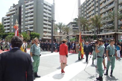 300 civiles juran bandera en el Día de las Fuerzas Armadas en la Rambla de Almería.