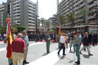 300 civiles juran bandera en el Día de las Fuerzas Armadas en la Rambla de Almería.