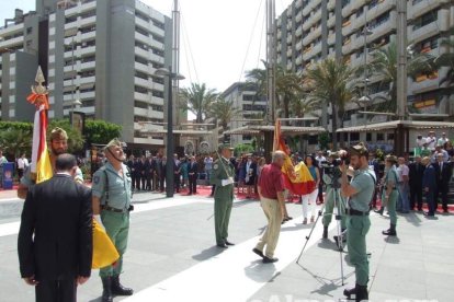 300 civiles juran bandera en el Día de las Fuerzas Armadas en la Rambla de Almería.