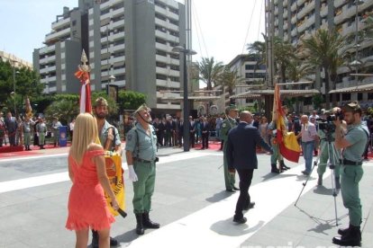 300 civiles juran bandera en el Día de las Fuerzas Armadas en la Rambla de Almería.
