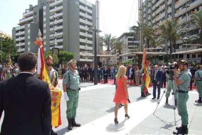 300 civiles juran bandera en el Día de las Fuerzas Armadas en la Rambla de Almería.