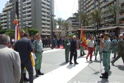300 civiles juran bandera en el Día de las Fuerzas Armadas en la Rambla de Almería.