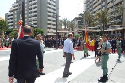 300 civiles juran bandera en el Día de las Fuerzas Armadas en la Rambla de Almería.