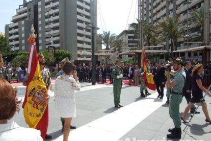 300 civiles juran bandera en el Día de las Fuerzas Armadas en la Rambla de Almería.