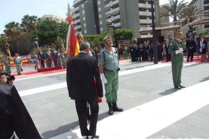 300 civiles juran bandera en el Día de las Fuerzas Armadas en la Rambla de Almería.