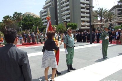 300 civiles juran bandera en el Día de las Fuerzas Armadas en la Rambla de Almería.