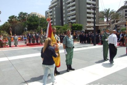 300 civiles juran bandera en el Día de las Fuerzas Armadas en la Rambla de Almería.