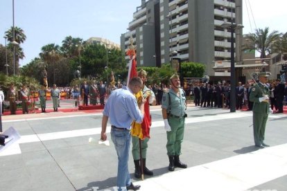 300 civiles juran bandera en el Día de las Fuerzas Armadas en la Rambla de Almería.
