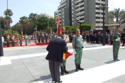 300 civiles juran bandera en el Día de las Fuerzas Armadas en la Rambla de Almería.