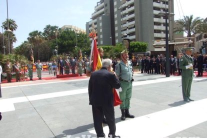300 civiles juran bandera en el Día de las Fuerzas Armadas en la Rambla de Almería.