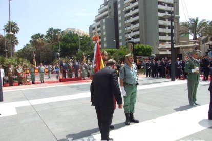 300 civiles juran bandera en el Día de las Fuerzas Armadas en la Rambla de Almería.