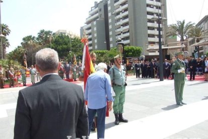 300 civiles juran bandera en el Día de las Fuerzas Armadas en la Rambla de Almería.