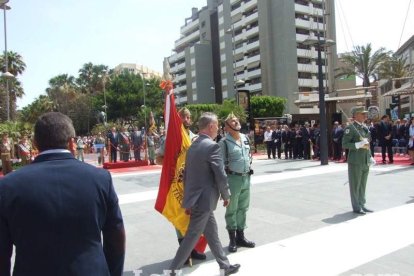 300 civiles juran bandera en el Día de las Fuerzas Armadas en la Rambla de Almería.