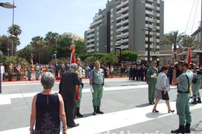300 civiles juran bandera en el Día de las Fuerzas Armadas en la Rambla de Almería.
