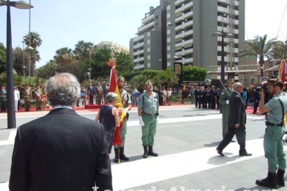 300 civiles juran bandera en el Día de las Fuerzas Armadas en la Rambla de Almería.