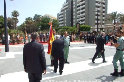 300 civiles juran bandera en el Día de las Fuerzas Armadas en la Rambla de Almería.
