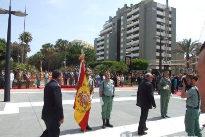 300 civiles juran bandera en el Día de las Fuerzas Armadas en la Rambla de Almería.