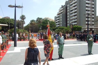 300 civiles juran bandera en el Día de las Fuerzas Armadas en la Rambla de Almería.